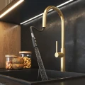 BATERIA-KUCHENNA-Z-WYCIAGANA-WYLEWKA-BRUSHED-GOLD-WYSOKA-ZLOTA-KRAN-PRATI-Marka-Granitan (1).webp